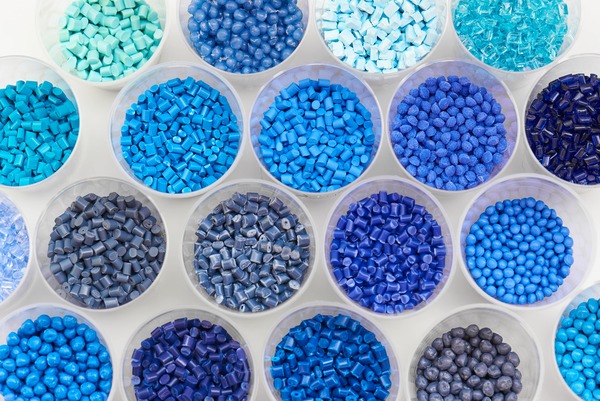 Grains de plastiques bleu constitués de pigments outremer répartis dans des pots 