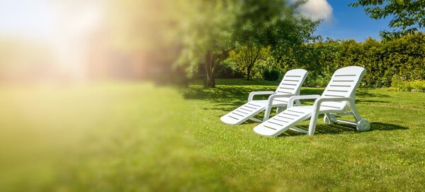 lounge chairs on which the sun reflects. the white paint, made of high quality UV stabilisers and anitoxidants, does not fade with time.